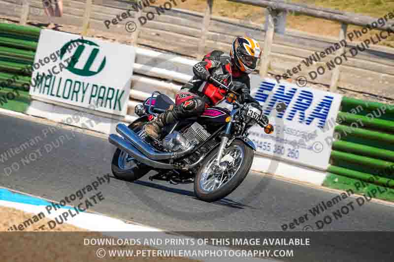 Vintage motorcycle club;eventdigitalimages;mallory park;mallory park trackday photographs;no limits trackdays;peter wileman photography;trackday digital images;trackday photos;vmcc festival 1000 bikes photographs